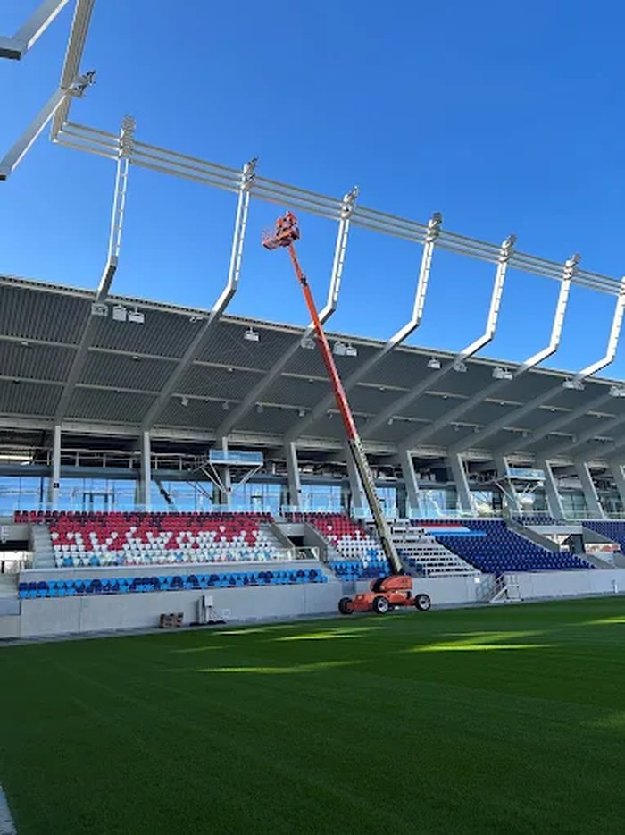 Nacelle télescopique LUXLEV en intervention dans les tribunes du Stade de Luxembourg