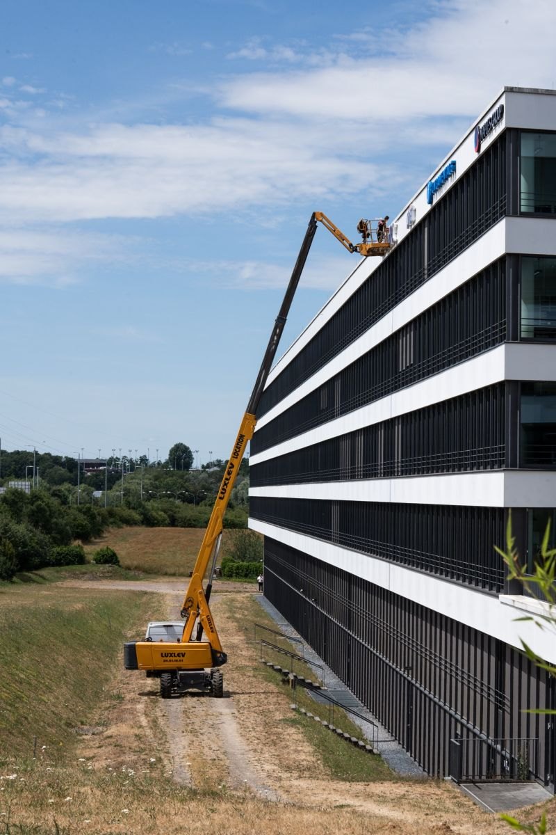 Nacelle télescopique LUXLEV déployée le long de la façade d'un bâtiment de Technopolis